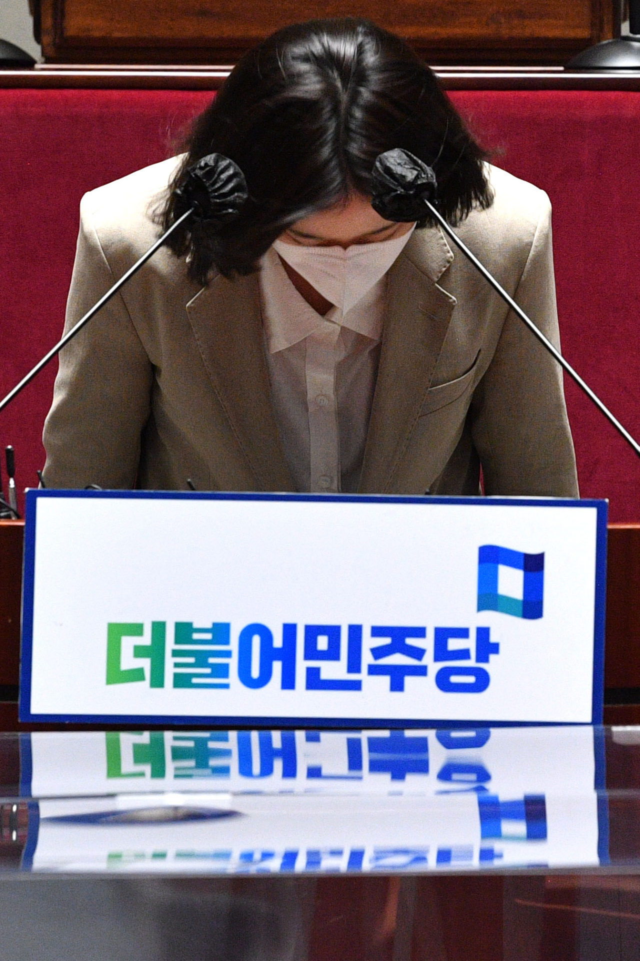 박지현 더불어민주당 공동비대위원장이 12일 오후 국회에서 열린 정책의원총회에서 발언하기 전 인사하고 있다. [연합]