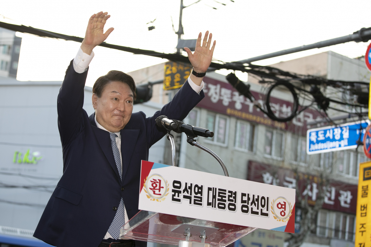첫 지역순회 일정으로 대구·경북 지역을 방문 중인 윤석열 대통령 당선인이 지난 11일 오후 경북 포항시 북구 죽도시장을 방문해 시민들에게 인사하고 있다. [연합]