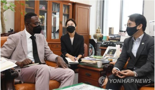 이원욱 과방위원장 만나는 딘 가필드 넷플릭스 공공정책 부사장[출처: 연합]