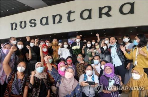 12일 성폭력범죄 처벌법 통과에 기뻐하는 여성·시민운동가들[출처: 연합]