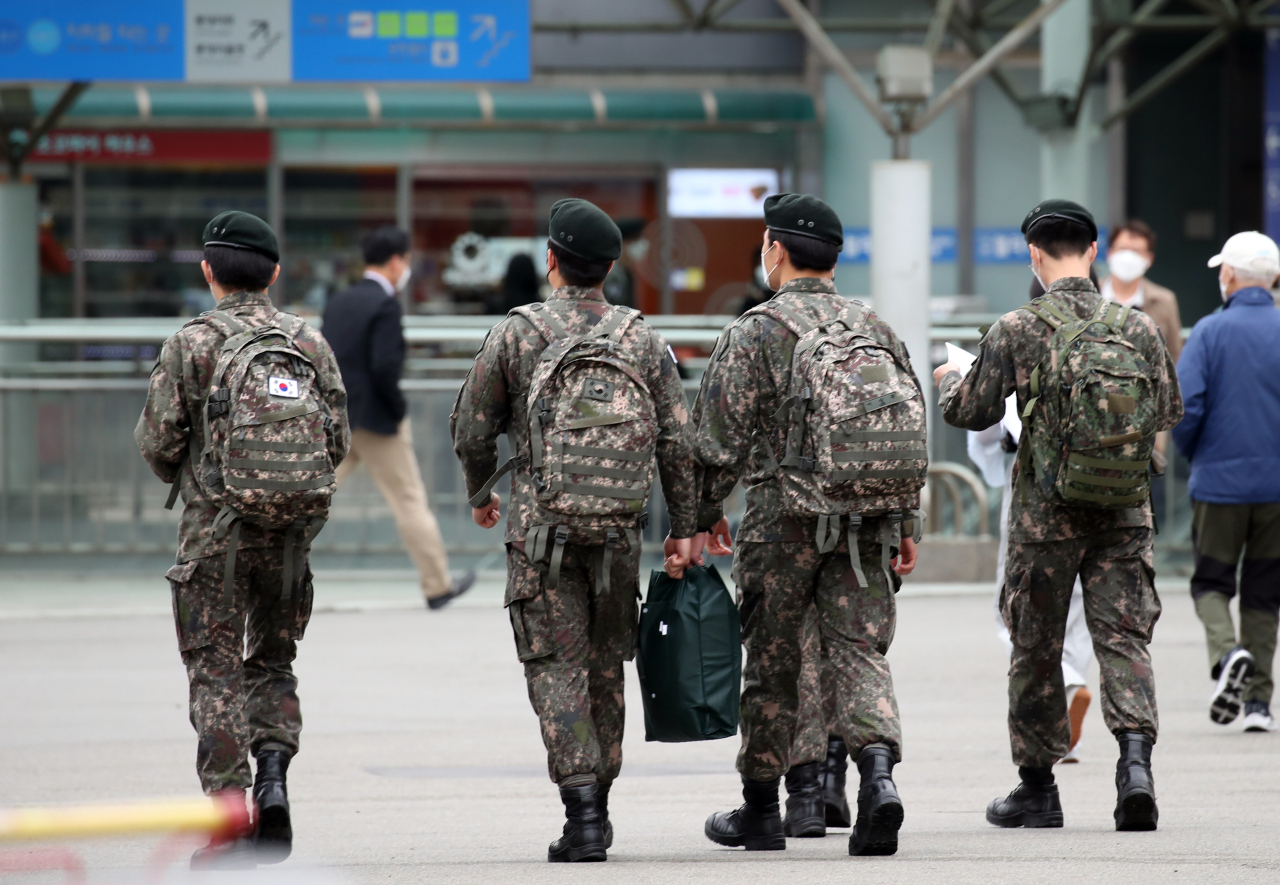 Soldiers enter Seoul Station, in this file photo taken May 10, 2021. (Yonhap)
