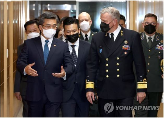 나토 군사위원장과 대화하는 서욱 장관[출처: 연합]