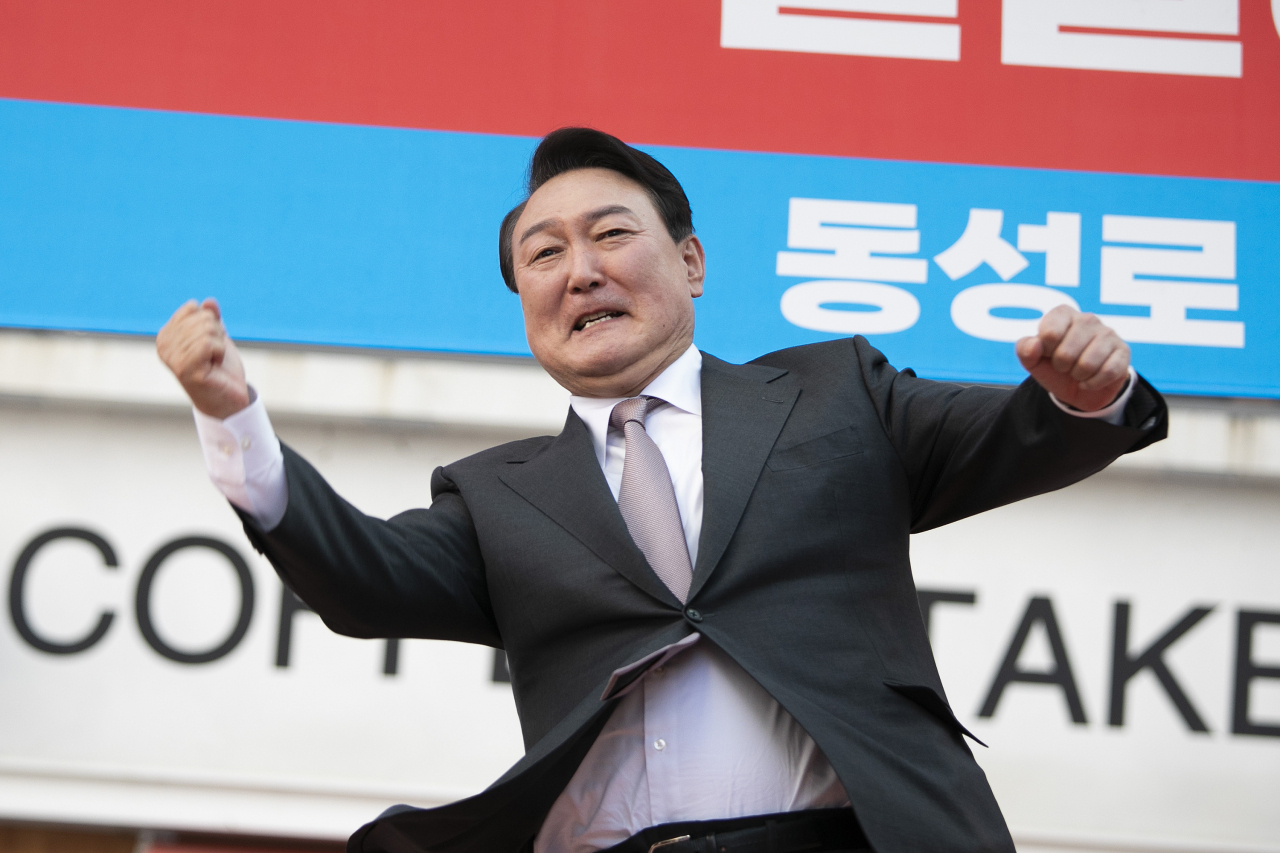 윤석열 대통령 당선인이 12일 대구 중구 동성로를 방문, 환영 나온 시민들에게 '어퍼컷 세리머니'로 인사하고 있다. [연합]