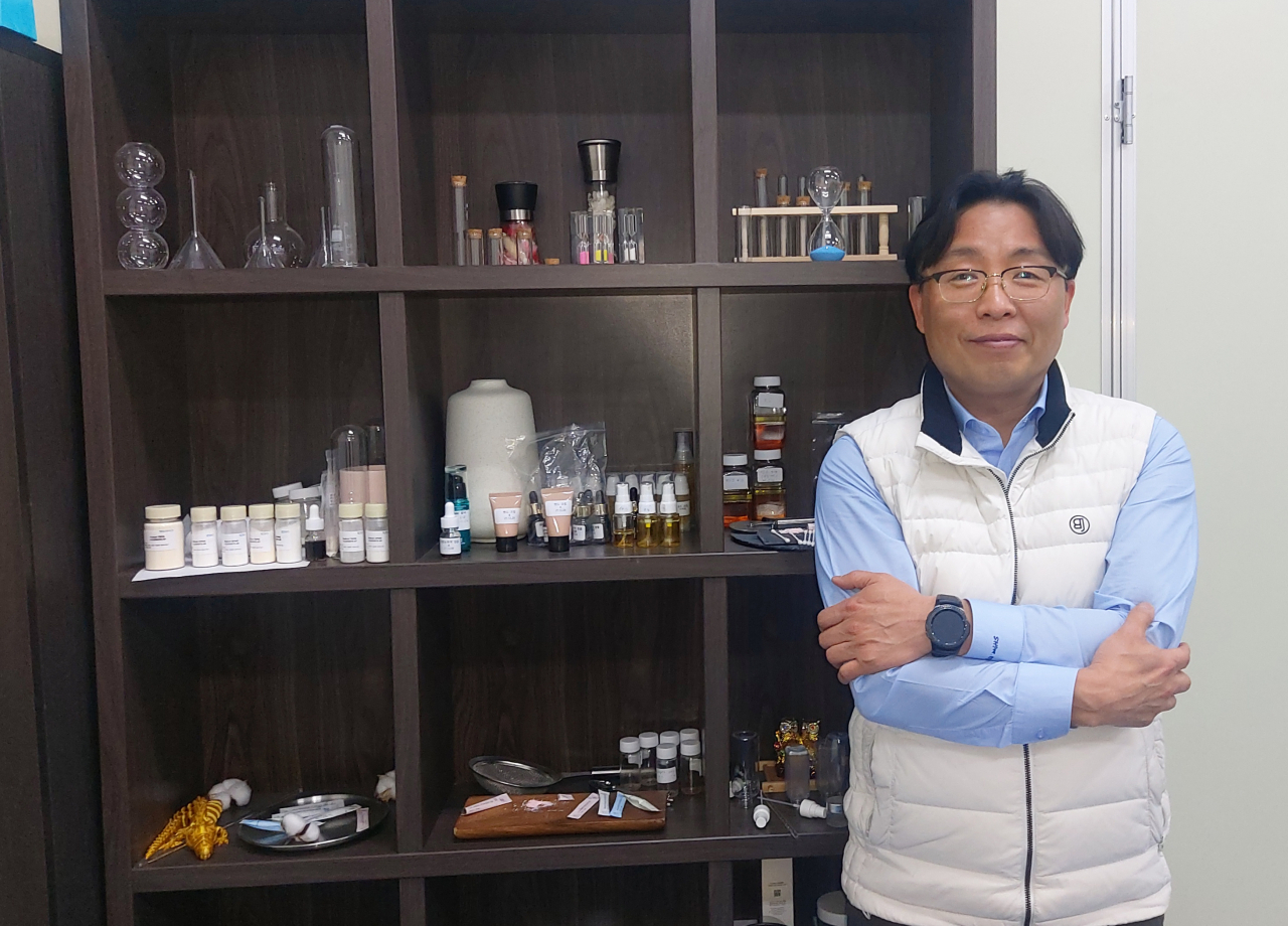 심필보 유니자르 대표가 현재 개발중인 다양한 기능성 화장품들을 설명하고 있다. [유재훈 기자]