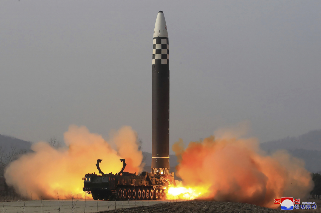 북한의 대륙간탄도미사일(ICBM)이 지난달 24일 시험발사에 들어가는 모습. [AP]