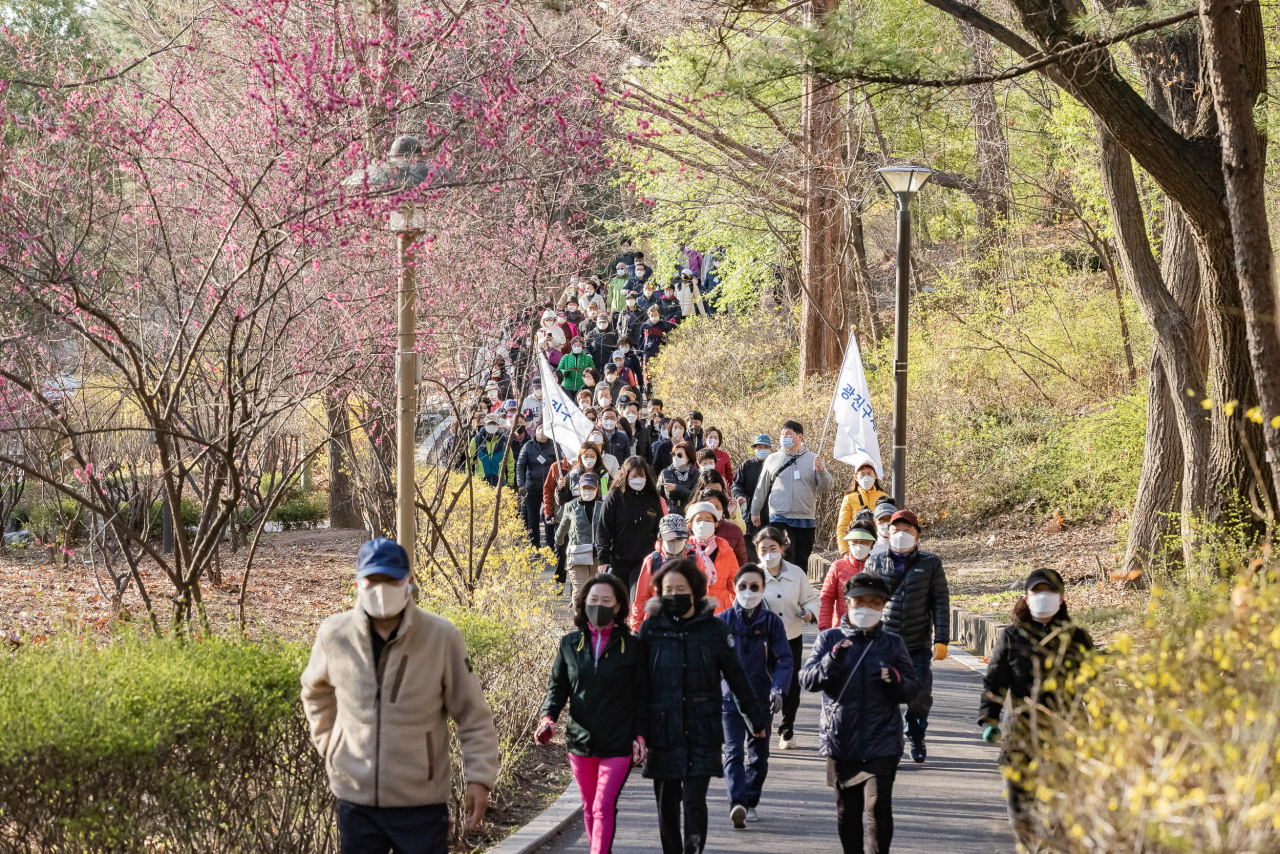 서울 광진구 어린이대공원에서 개최된 '광진구민 벚꽃길 함께 걷기대회' 참가자들이 코스를 걷고 있다. [광진구 제공]