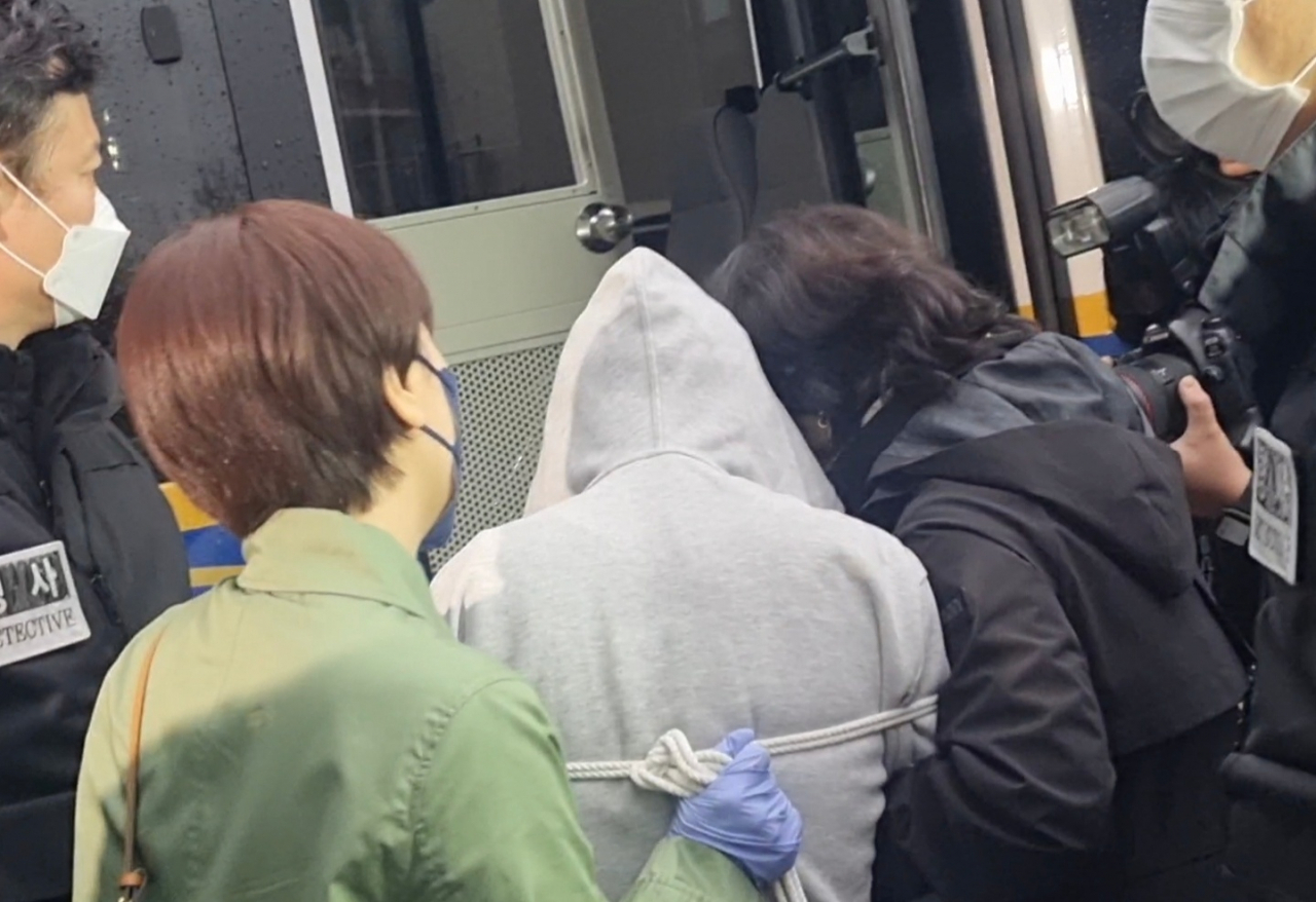 13일 오전 서울 금천경찰서에서 초등학생 두 아들을 살해한 혐의를 받는 40대 여성이 검찰로 송치되기 위해 호송차에 오르고 있다. 김빛나 기자