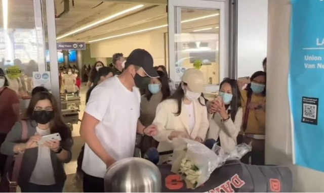 손예진 보호하는 현빈...신혼여행 LA공항 현지팬 '심쿵'