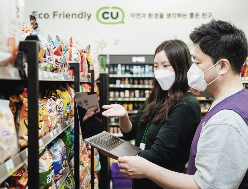 편의점 CU에서 상생협력팀이 점포에 파견돼 맞춤형 컨설팅을 제공하고 있다.[CU제공]