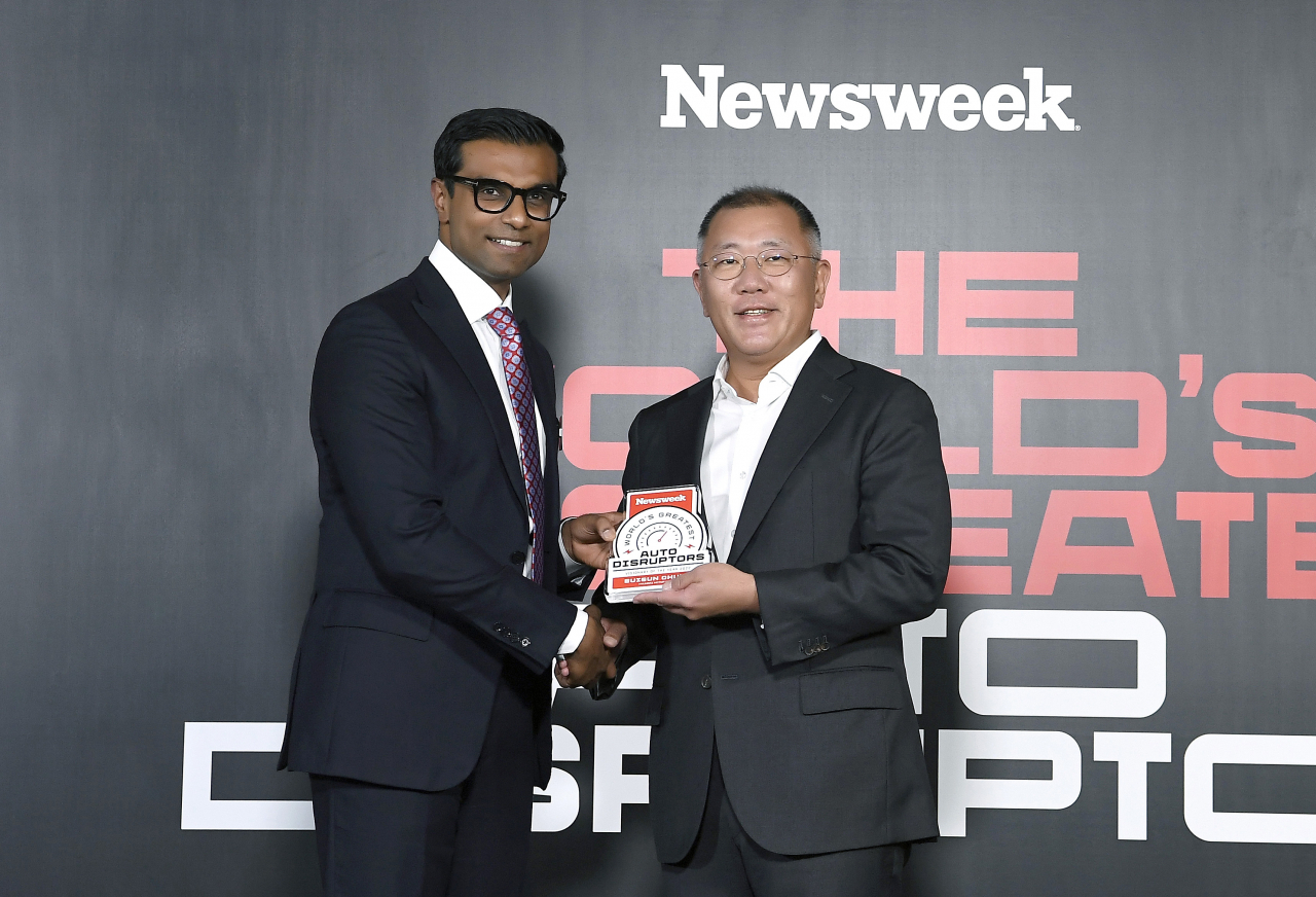 정의선 회장이 ‘올해의 비저너리’상을 받고 데브 프라가드(Dev Pragad) 뉴스위크 CEO와 기념촬영을 하고 있다. [현대차그룹 제공]
