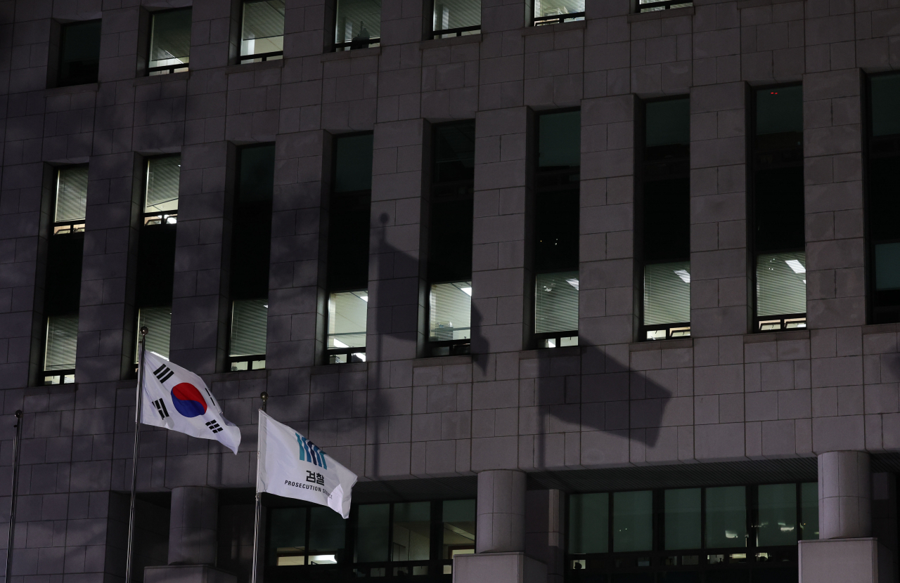 더불어민주당이검찰수사권 완전 박탈 입법을 4월 국회에서 처리하는 방안을 당론으로 확정한 12일 오후 서울 서초구 대검찰청이 불을 밝히고 있다. [연합]