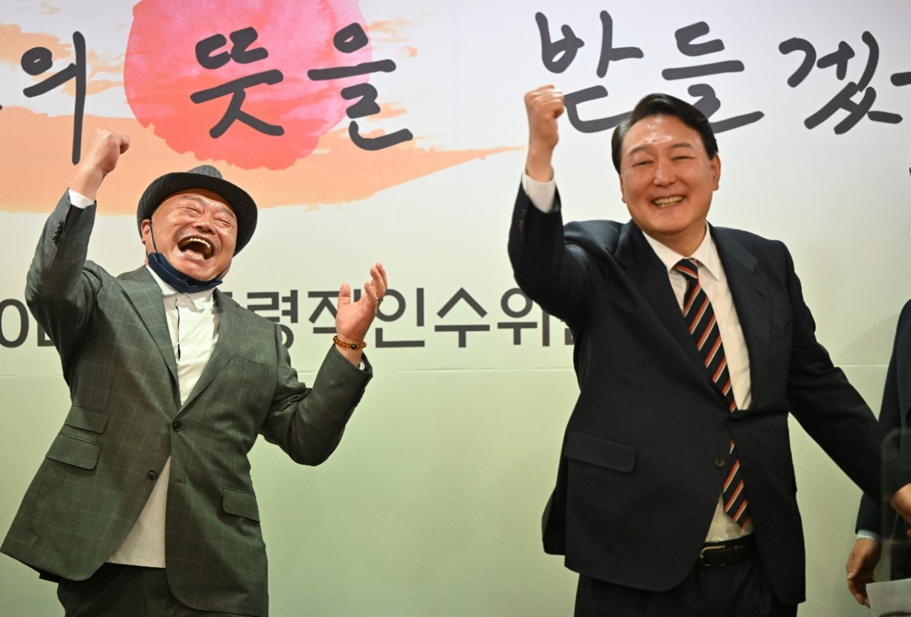 가수 김흥국 측이 지난 9일 윤석열 대통령 당선인과 어퍼컷 세리머니를 하는 사진을 공개했다. [김흥국 측 제공]