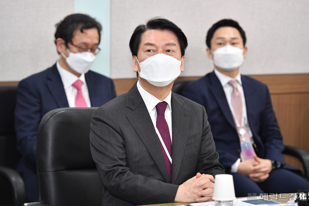 안철수 대통령직인수위원장이 지난 12일 서울 종로구 서울경찰청에서 112치안종합상황실 운영 현황에 대한 보고를 받고 있다. 박해묵 기자
