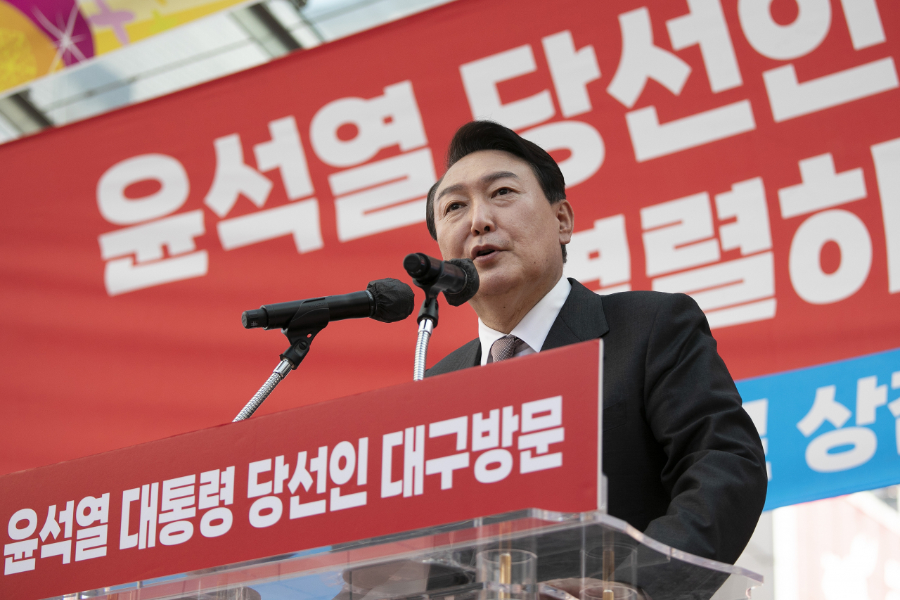 윤석열 대통령 당선인이 12일 대구 중구 동성로를 방문, 환영 나온 시민들에게 감사 인사를 하고 있다. [연합]