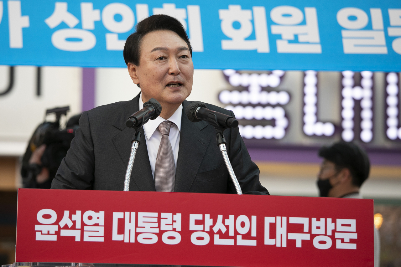윤석열 대통령 당선인이 12일 대구 중구 동성로를 방문해 환영 나온 시민들에게 감사 인사를 하고 있다. [연합]