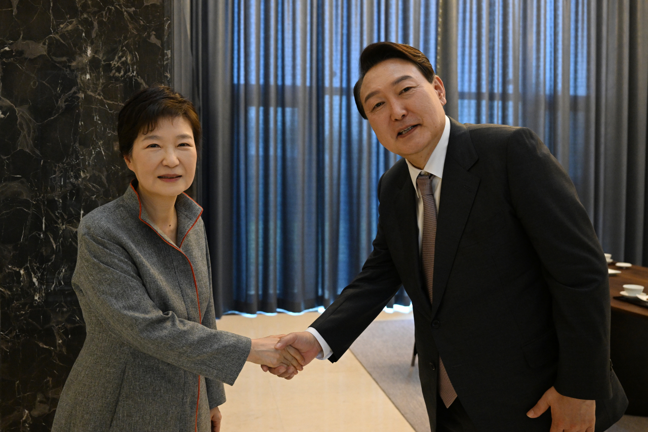 윤석열 대통령 당선인이 12일 오후 대구 달성군 유가읍에 있는 박근혜 전 대통령의 사저에 도착, 박 전 대통령과 기념촬영을 하고 있다. [연합]