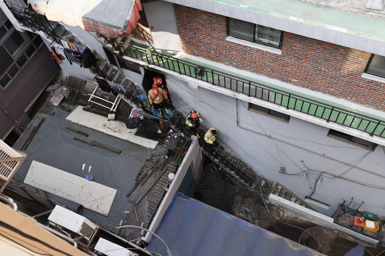 지난 11일 오전 서울 영등포구의 한 고시원에서 화재가 발생해 소방대원이 분주하게 움직이고 있다. [연합]