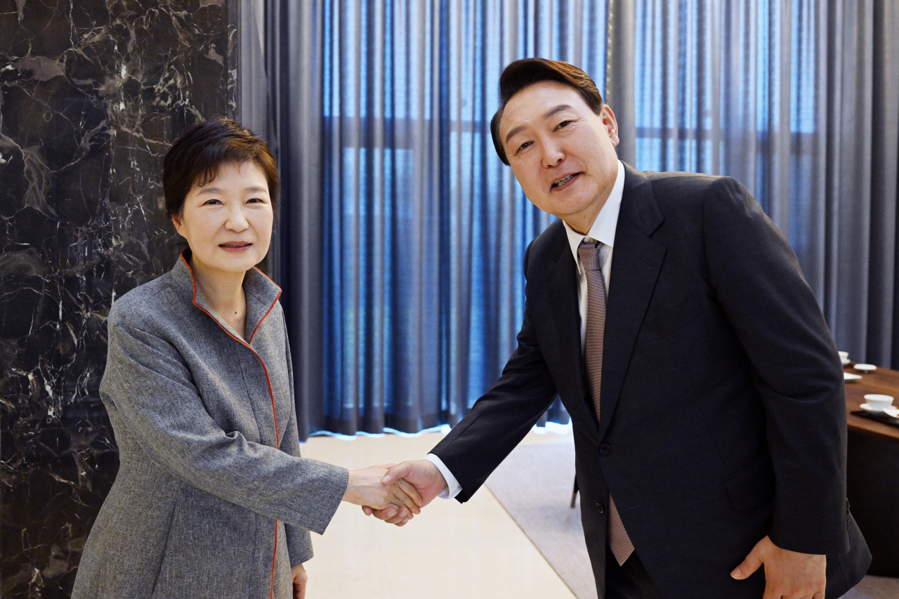 윤석열 대통령 당선인이 12일 오후 대구 달성군 유가읍에 있는 박근혜 전 대통령의 사저에 도착, 박 전 대통령과 인사하고 있다. [연합]