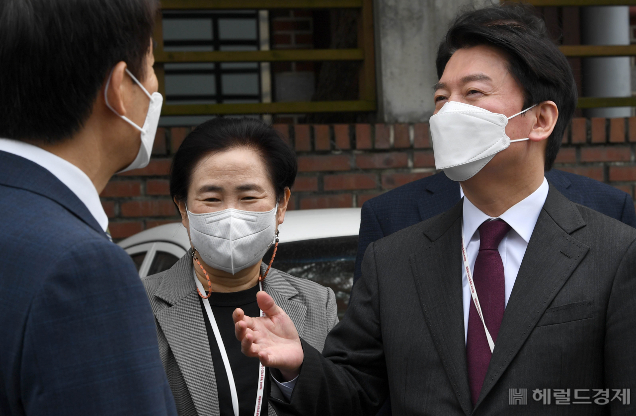 안철수 대통령직인수위원장이 12일 서울 종로구 자하문로 인근에서 정무사법행정분과 위원들과 경찰의 신변보호 긴급 연락용 스마트워치 시연 참관 후 위원들과 이야기를 나누고 있다. 왼쪽부터 이용호 간사, 신용현 인수위 대변인, 안 위원장. 박해묵 기자