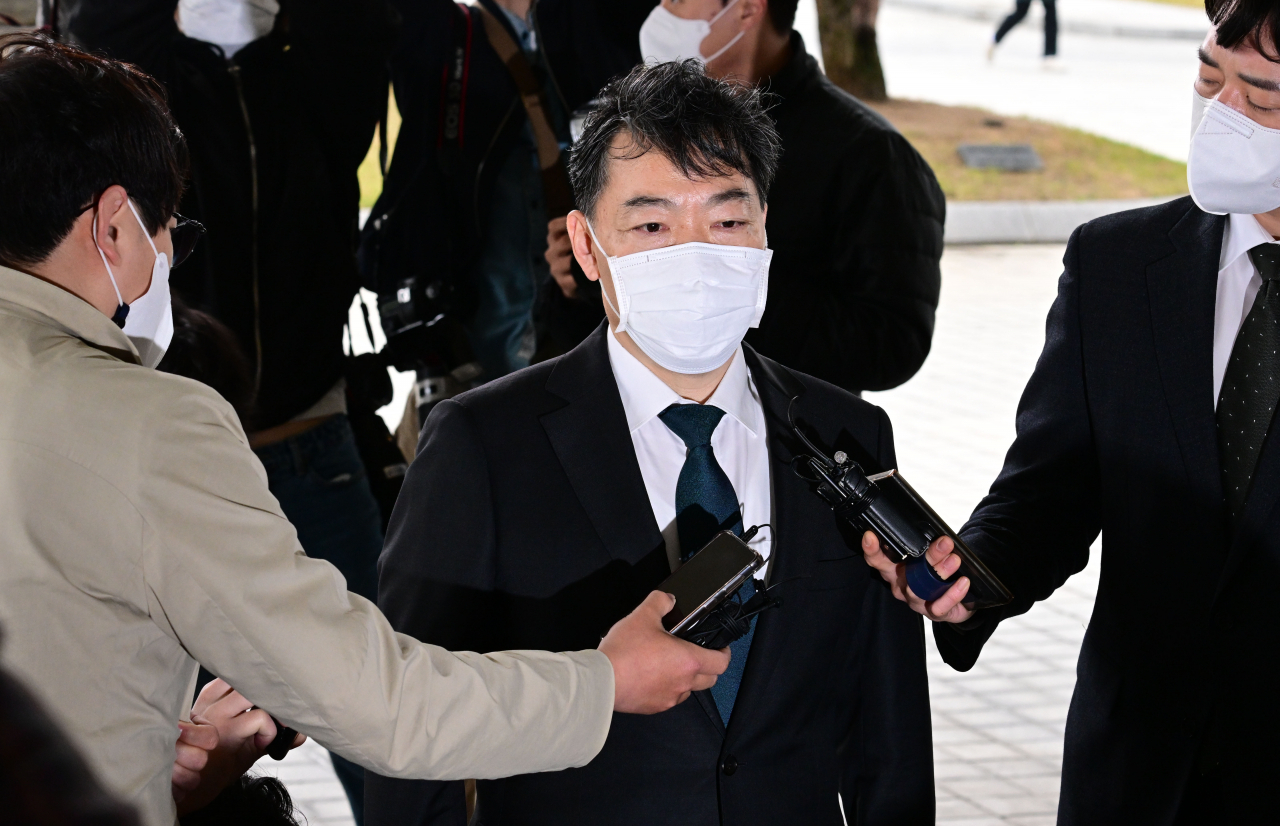 김오수 검찰총장이 13일 오전 서울 서초구 대검찰청으로 출근하면서 만난 취재진에게 더불어민주당의 '검수완박'(검찰 수사권 완전 박탈) 입법 당론 채택에 대해 "헌법에 정면으로 위반하는 것"이라며 사즉생의 각오로 법안을 저지하겠다고 밝히고 있다. 박해묵 기자