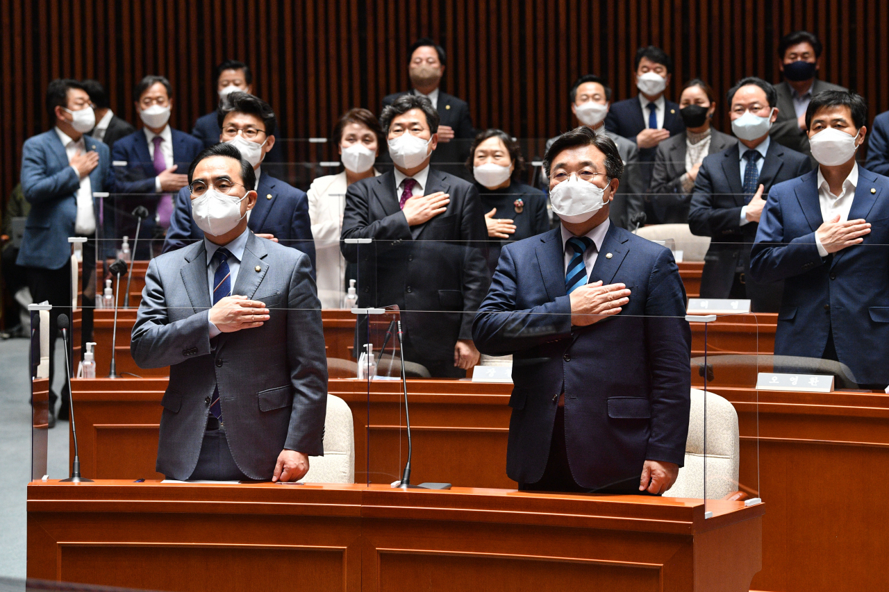 윤호중 더불어민주당 공동비대위원장과 박홍근 원내대표가 12일 오후 국회에서 열린 정책의원총회에서 국기에 경례하고 있다. [연합]