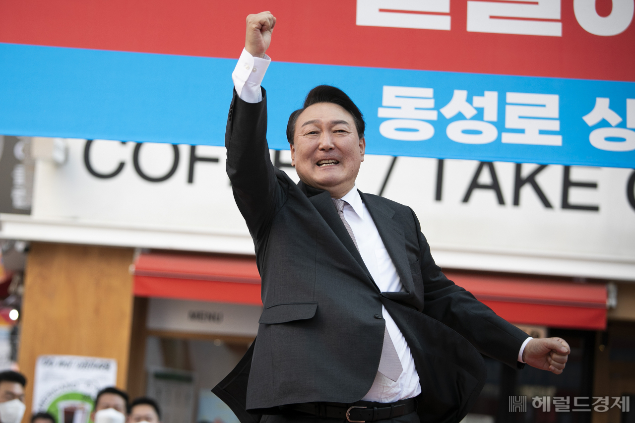 윤석열 대통령 당선인이 12일 오후 대구 동성로를 방문 환영나온 시민들에게 어퍼컷 세레머니를 날리고 있다.[대구=인수위사진기자단]
