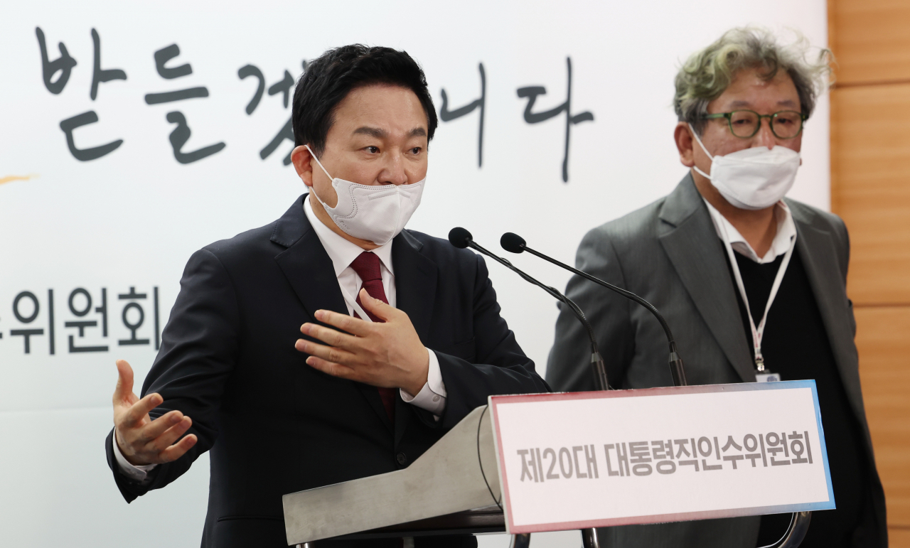 Won Hee-ryong (L), the transition team's planning chief and land minister nominee, speaks at a press briefing at the presidential transition committee's office in Seoul on Tuesday. (Yonhap)
