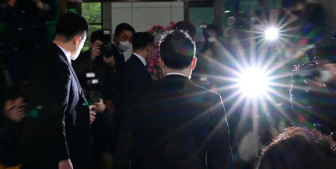 김오수 검찰총장이 13일 오전 서울 서초구 대검찰청으로 출근하면서 취재진에게 더불어민주당의 '검수완박'(검찰 수사권 완전 박탈) 입법 당론 채택에 대해 "헌법에 정면으로 위반하는 것"이라며 사즉생의 각오로 법안을 저지하겠다고 밝힌 뒤 청사 안으로 들어가고 있다. 박해묵 기자