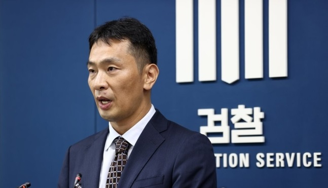 13일 사의를 표명한 이복현 부장검사. 론스타, 삼성바이오 사건 등을 맡았던 기업 수사 전문가로 꼽힌다. [연합]