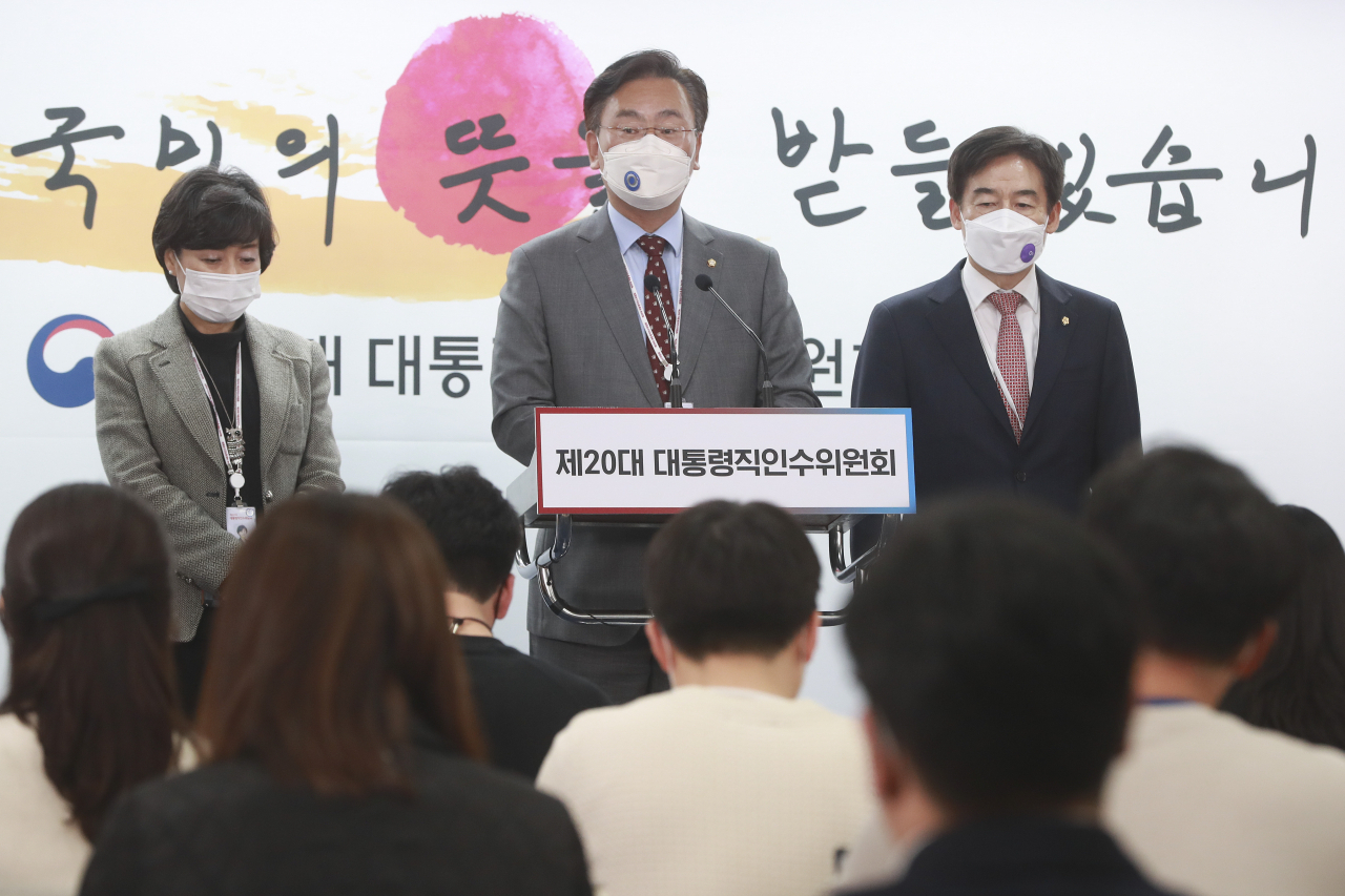 유상범 제20대 대통령직인수위원회 정부사법행정분과 위원이 지난달 29일 오후 서울 종로구 통의동 대통령직인수위원회에서 법무부 업무보고에 관한 현안 브리핑을 하고 있다. 오른쪽은 이용호 간사. 박해묵 기자