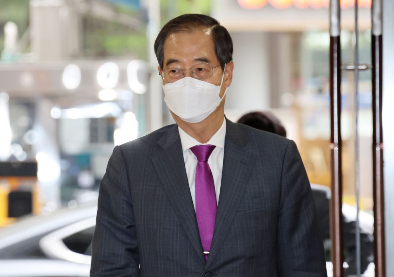 한덕수 국무총리 후보자가 13일 오전 서울 종로구 한국생산성본부 건물에 마련된 국회 인사청문회 준비단 사무실에 출근하고 있다. [연합]