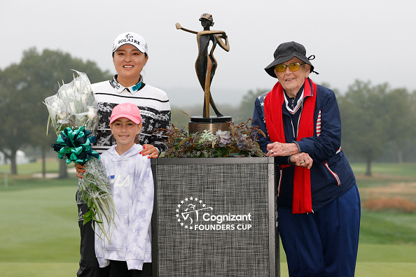 12일 별세한 LPGA 창립자 셜리 스포크가 작년 파운더스컵 대회 우승자 고진영과 기념촬영한 모습 [게티이미지]