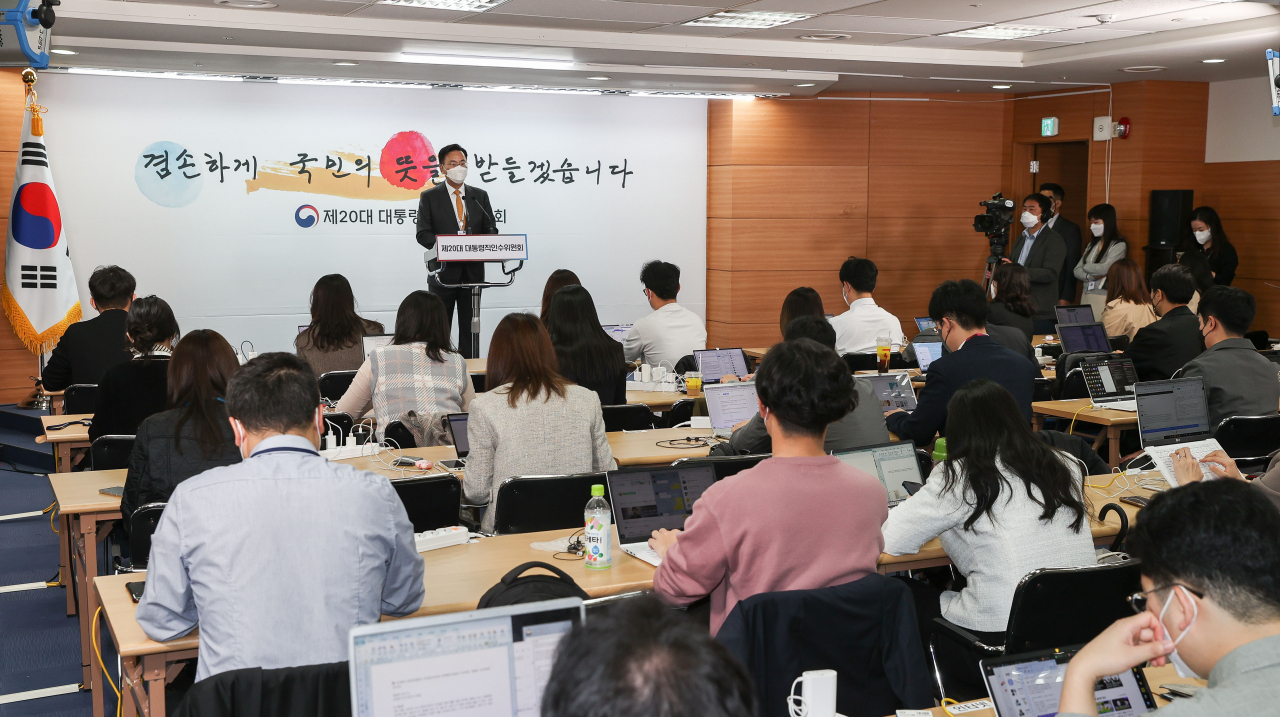 유상범 대통령직인수위원회 정무사법행정분과 인수위원이 13일 서울 종로구 통의동 인수위 브리핑룸에서 검수완박(검찰 수사권 완전 박탈)과 관련해 브리핑하고 있다. [연합]