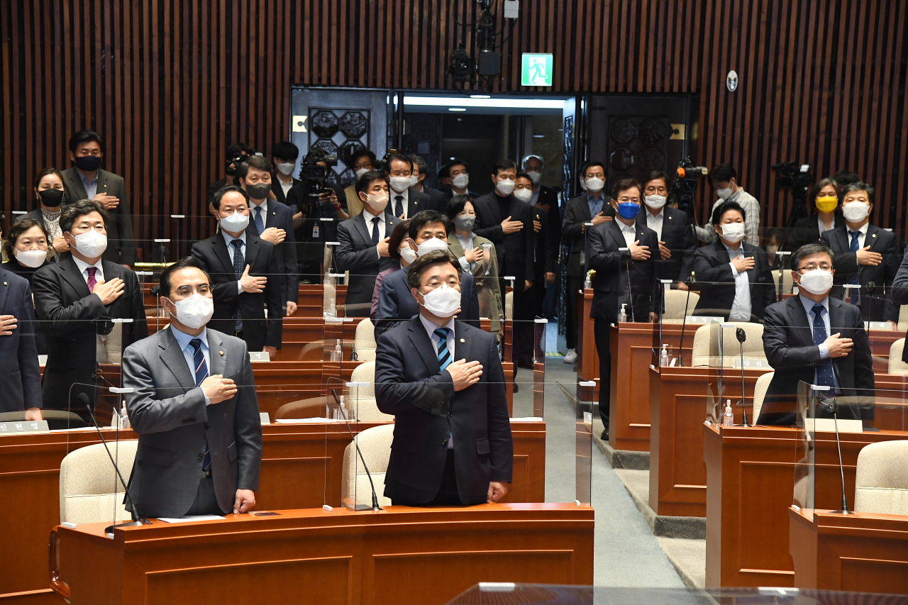 윤호중 더불어민주당 공동비대위원장과 박홍근 원내대표가 지난 12일 오후 국회에서 열린 정책의원총회에서 국기에 경례하고 있다. [연합]