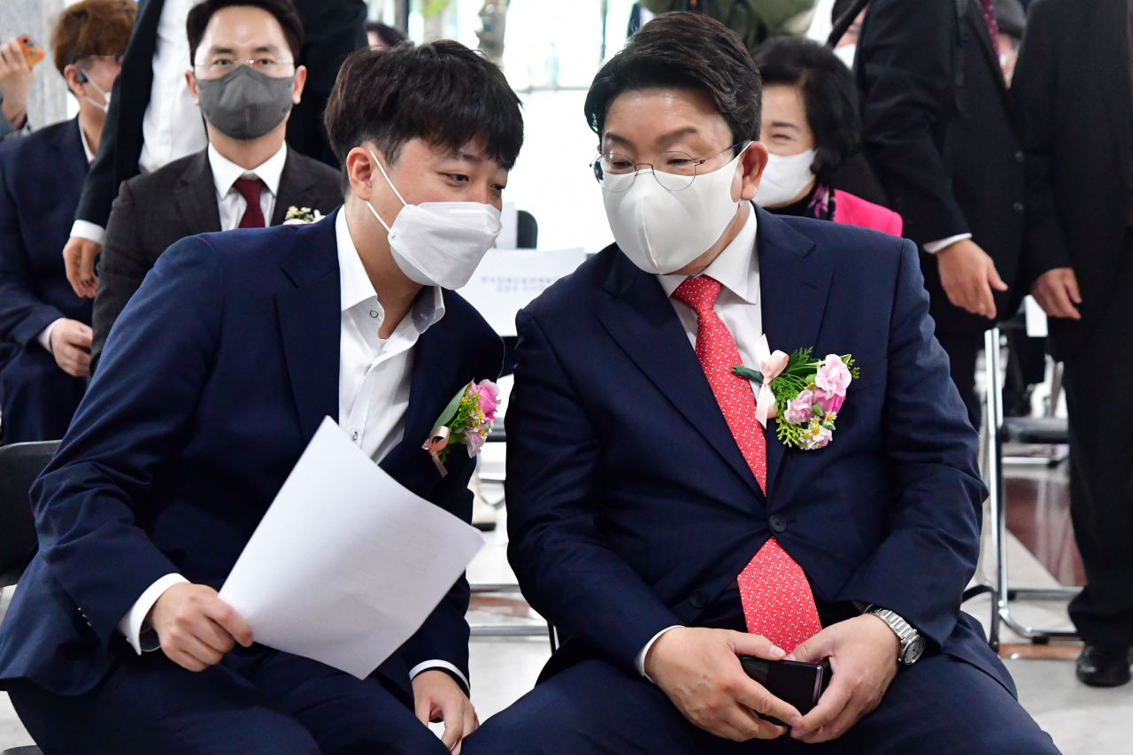 이준석 국민의힘 대표(왼쪽)와 권성동 원내대표가 12일 서울 여의도 국회 의원회관에서 열린 제42회 장애인의 날 주간 '장애인문화예술 전시회' 개막식에서 대화하고 있다. [연합]