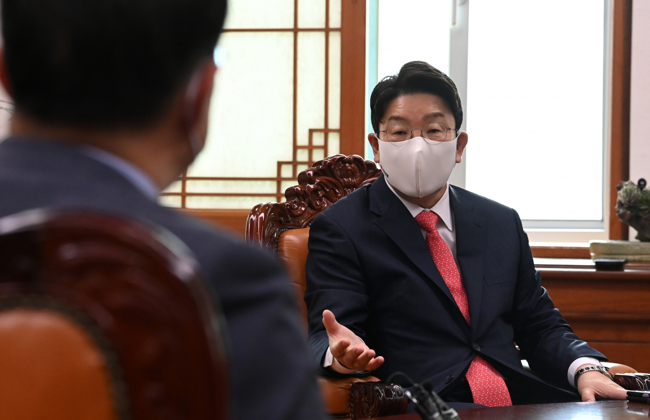 권성동 국민의힘 원내대표가 12일 오전 국회에서 박병석 국회의장 주재로 열린 양당 원내대표 회동에서 발언하고 있다. [연합]