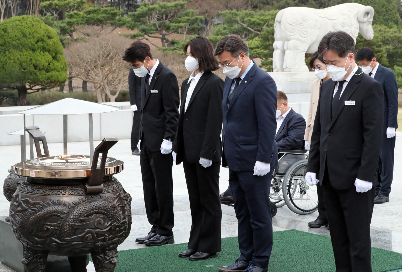 윤호중·박지현 더불어민주당 공동비상대책위원장 등이 13일 대전시당에서 열리는 비상대책회의에 참석하기 앞서 대전현충원을 참배하고 있다. [연합]