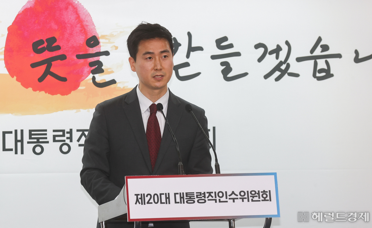 김기흥 대통령직인수위원회 부대변인이 13일 서울 종로구 통의동 인수위 브리핑룸에서 브리핑을 하고 있다. 박해묵 기자