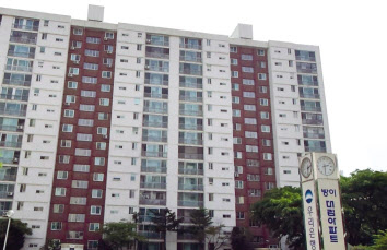 서울 송파구의 노후 아파트 재건축에 속도가 붙고 있다. 재건축 기대감이 높아지며 매도 호가 또한 상승 추세다. 사진은 최근 재건축 추진위원회 승인을 마친 서울 송파구 방이 대림아파트의 모습.