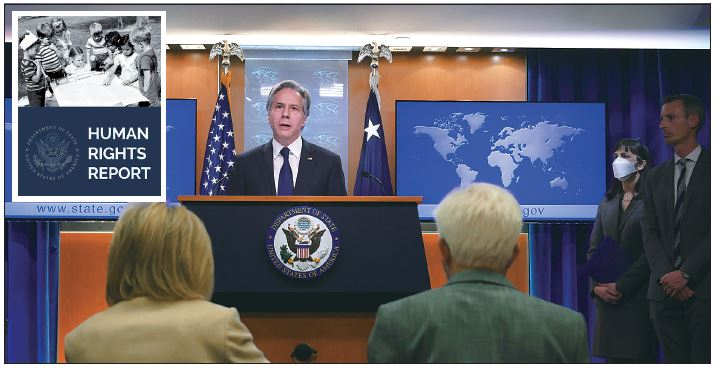 토니 블링컨 미국 국무장관이 12일(현지시간) 워싱턴DC 국무부에서 ‘2021 국가별 인권보고서’ (왼쪽위 표지) 발표 관련 기자회견을 하고 있다. [AFP]