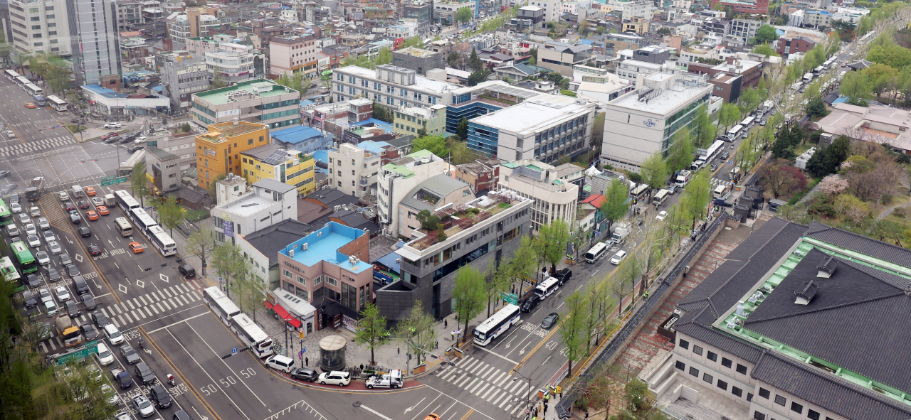 민주노총의 서울 도심 집회가 예고된 13일 오전 경찰 차벽이 서울 종로구 통의동 대통령직인수위원회 주변을 둘러싸고 있다. [연합]