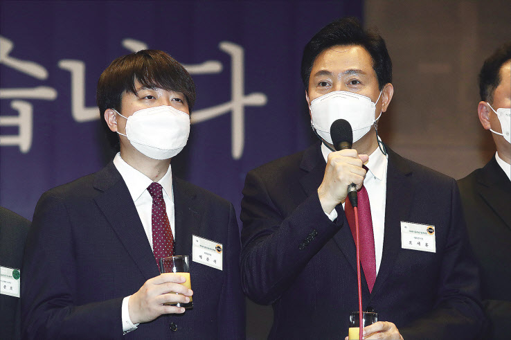 오세훈(오른쪽) 서울시장이 최근 서울 세종대로 한국프레스센터에서 열린 제66회 신문의 날 기념식에서 건배사를 하고 있다. 오 시장은 최근 사대문 안 건물을 고층화하겠다는 등의 부동산 정책방향을 내놓고 있다. [연합]