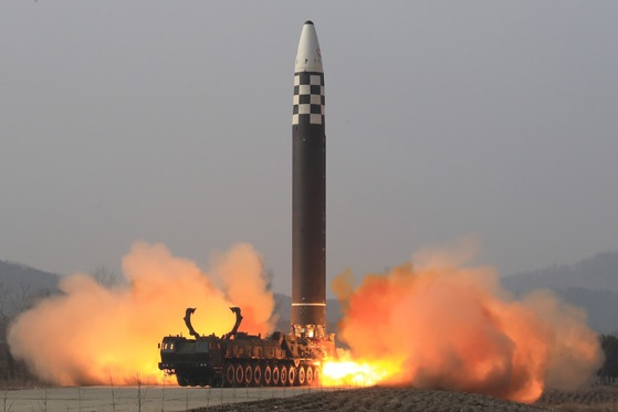 북한의 ICBM 화성-17형 시험발사 장면. [노동신문 홈페이지]