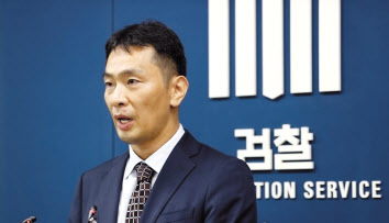 13일 사의를 표명한 이복현 부장검사. 론스타, 삼성바이오 사건 등을 맡았던 기업 수사 전문가로 꼽힌다. [연합]