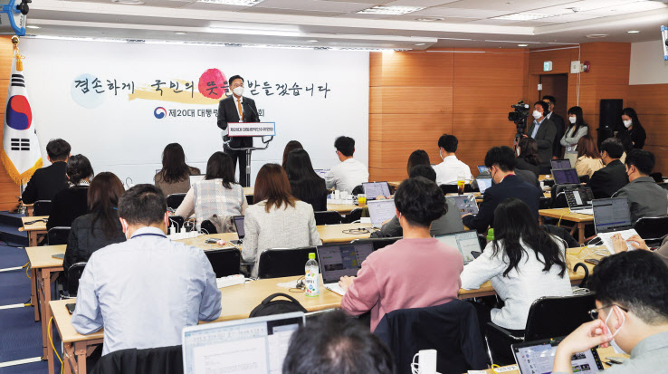 유상범 대통령직인수위원회 정무사법행정분과 인수위원이 13일 서울 종로구 통의동 인수위 브리핑룸에서 검수완박(검찰 수사권 완전 박탈)과 관련해 브리핑하고 있다. 박해묵 기자