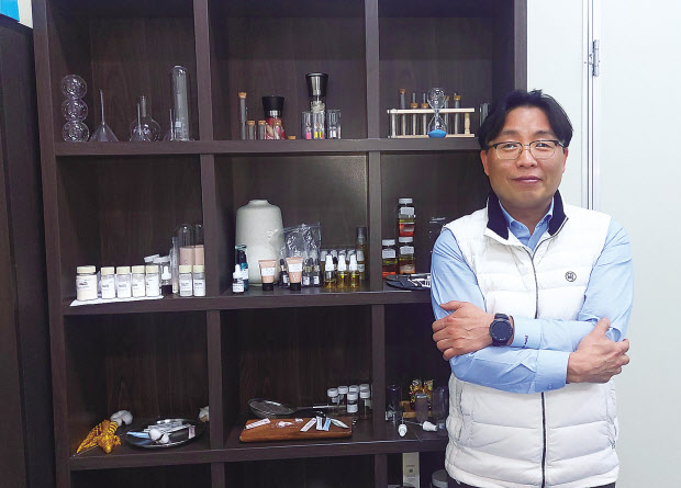 심필보 유니자르 대표가 현재 개발중인 다양한 기능성 화장품들을 설명하고 있다. 유재훈 기자