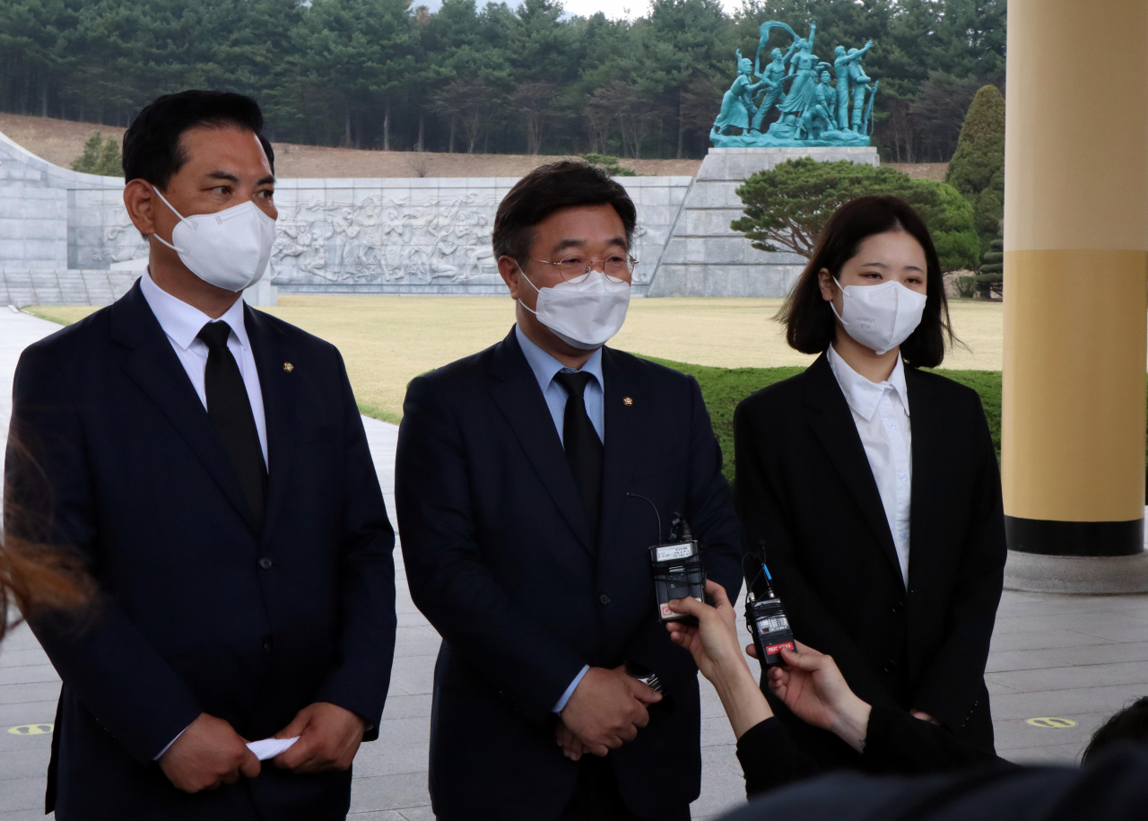 더불어민주당 윤호중 공동비상대책위원장이 13일 대전현충원 참배를 마치고 취재진에게 검찰개혁 관련 답변을 하고 있다. [연합]