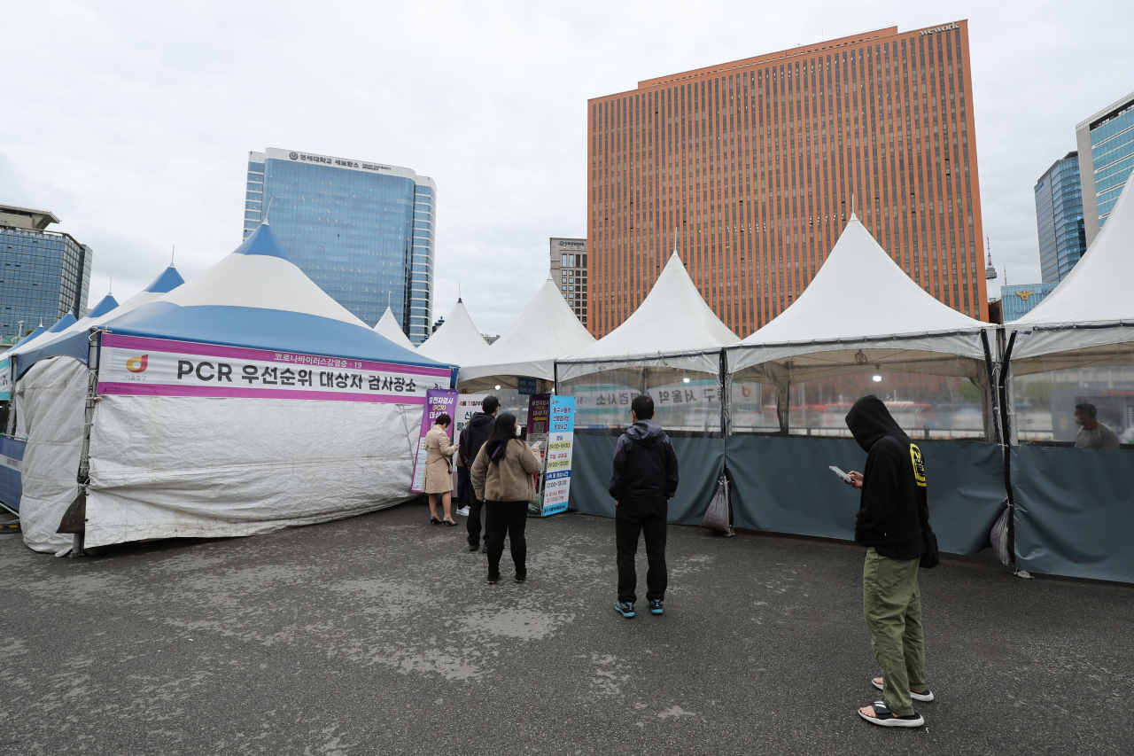 코로나19 확진자 수가 감소세를 보이고 있는 가운데 13일 서울역 선별검사소에서 피검자들이 줄을 서 있다. [연합]