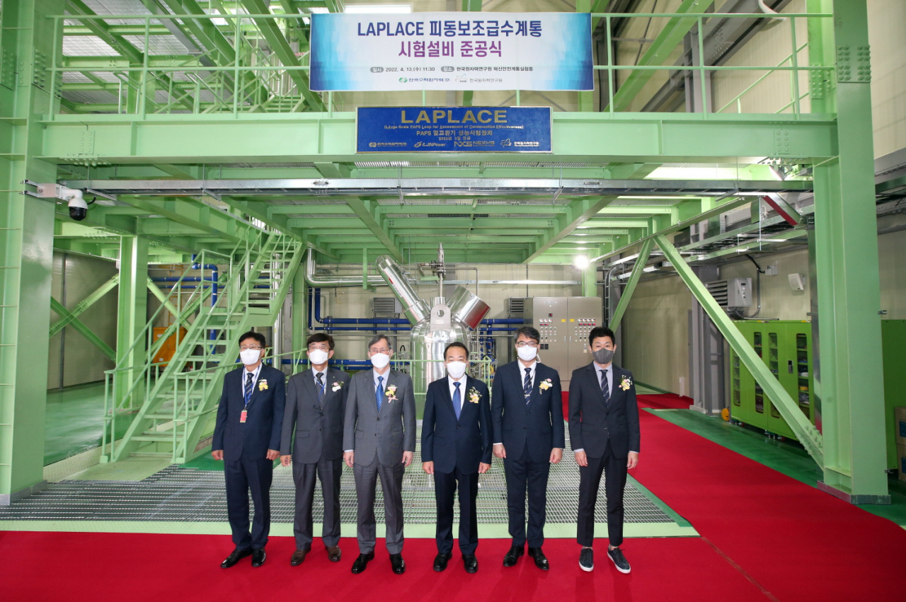 왼쪽부터 (왼쪽부터) ㈜일진파워 박창환 부사장, 한수원㈜ 중앙연구원 김한곤 원장, 한수원㈜ 정재훈 사장,한국원자력연구원 정지영 부원장, 한국원자력연구원 최기용 지능형원자력안전연구소장, ㈜넥시스 이창환 사장.[한국원자력연구원 제공]