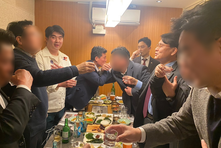 국민의힘 현직 의원과 대선캠프 핵심 관계자들이 방역수칙을 어기고 회식하는 모습. 사진 왼쪽에서 세번째가 이 사실을 폭로한 송자호 피카프로젝트 대표. [송자호 블로그 캡처]